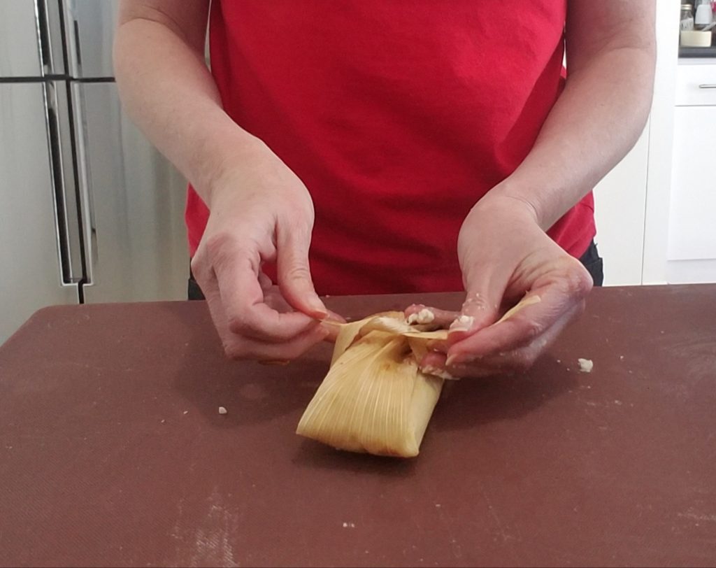 Tying the tamale