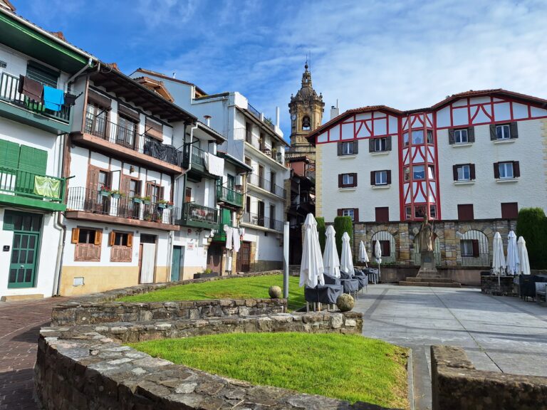 A Taste of Basque Culture: Day Trip to Hondarribia and Lunch at Alameda